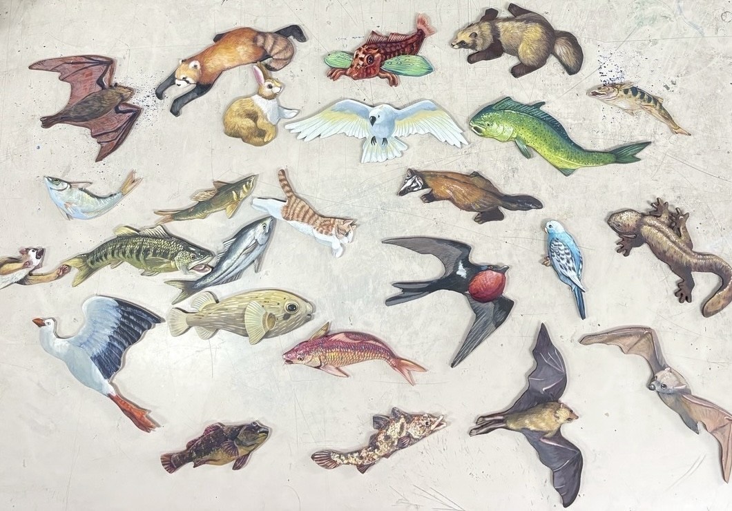 木の板を切り出し、そこに動物の絵を描いたウッドアート作品