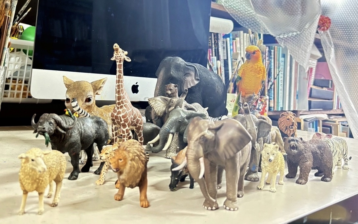 作品制作の参考にしている動物のフィギュア