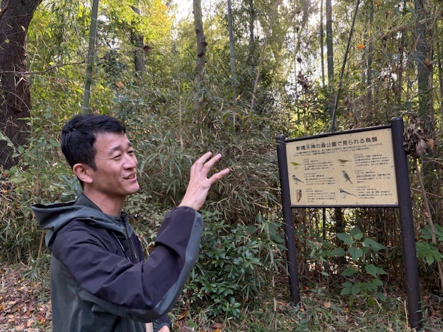 新橋天神の森公園を案内する松本さん