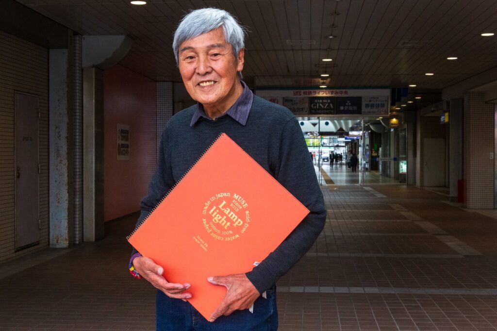 愛用のスケッチブックを抱える北條さん